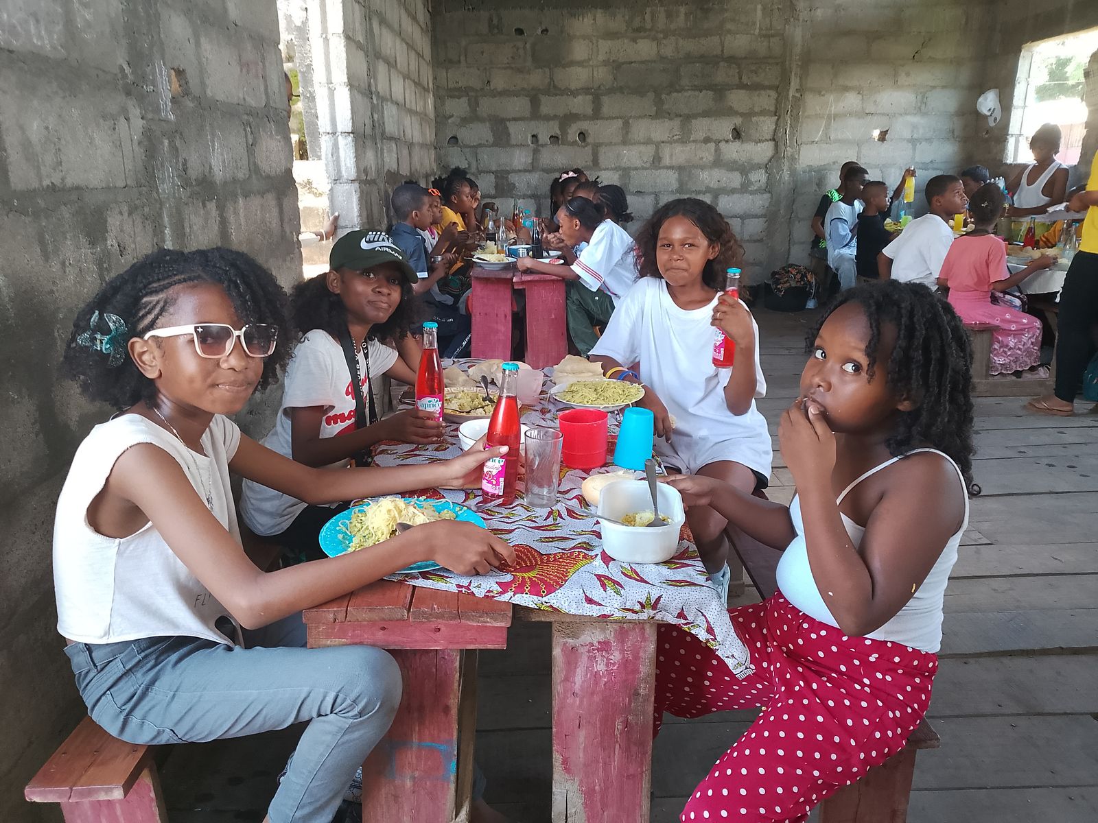Élèves d'ELIMA partageant un repas lors de la fête de l'école